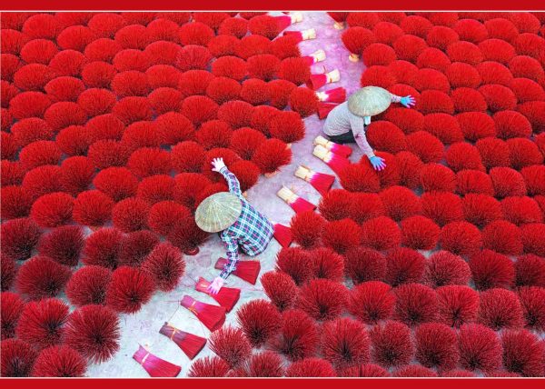 Sorting Incense by Betty Chan – Award of Merit